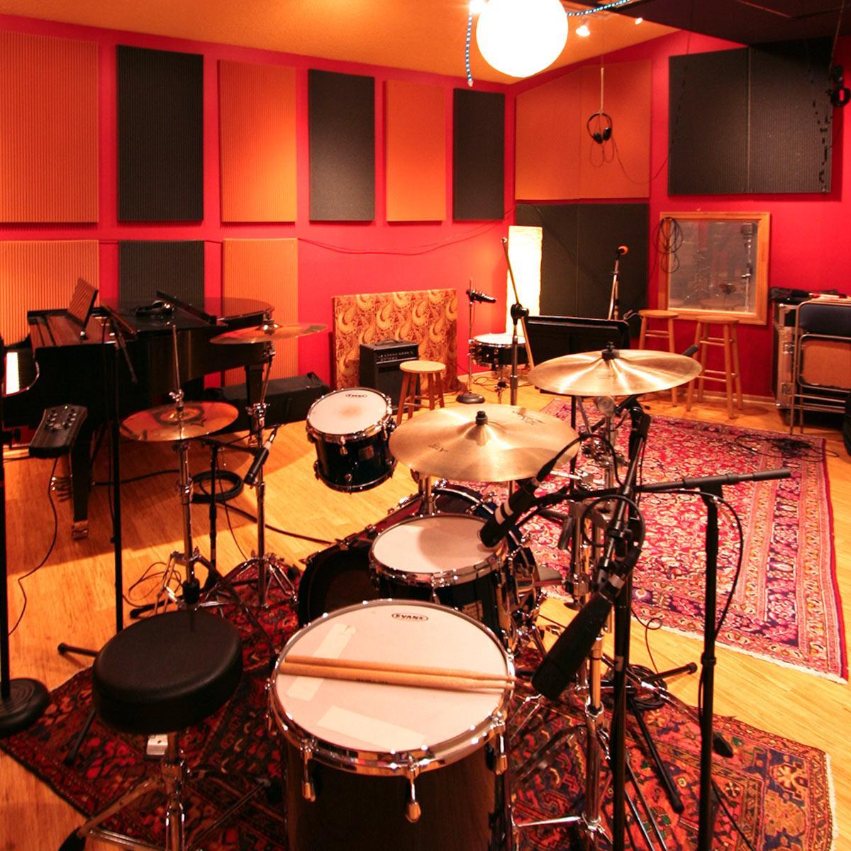 At the Virginia Arts Recording Studio, a mixture of acoustic panels, foam and sound diffusers ensured perfect sound in the space.