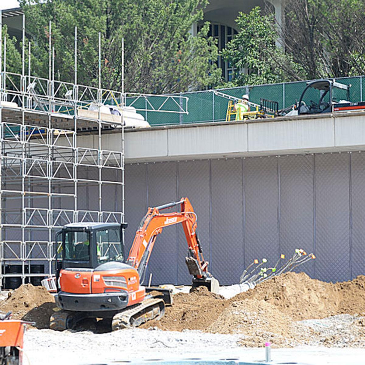 In Arlington County, a wall of PrivacyShield® Outdoor Absorptive Soundproofing Blankets reduce loud noise during construction.